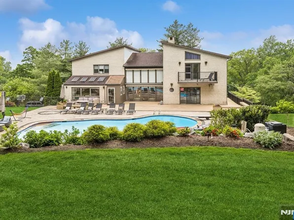 63 Eisenhower Dr, Cresskill, NJ 07626