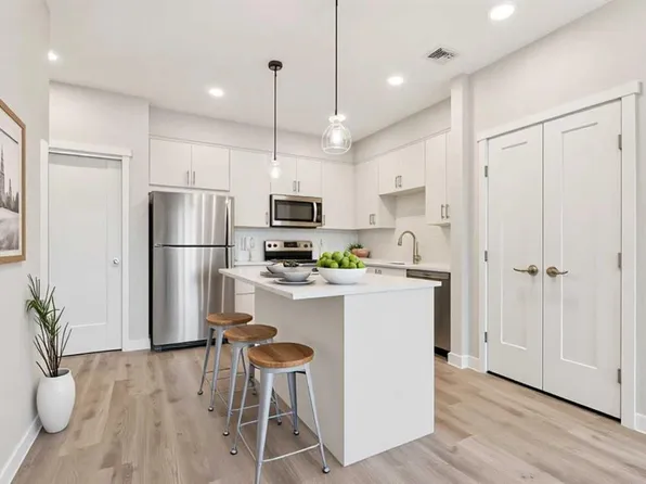 655 NW Shawnee Sq SW #104, Calgary, AB T2Y 0W4