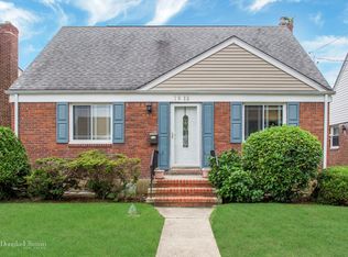 7612 271st St, New Hyde Park, NY 11040
