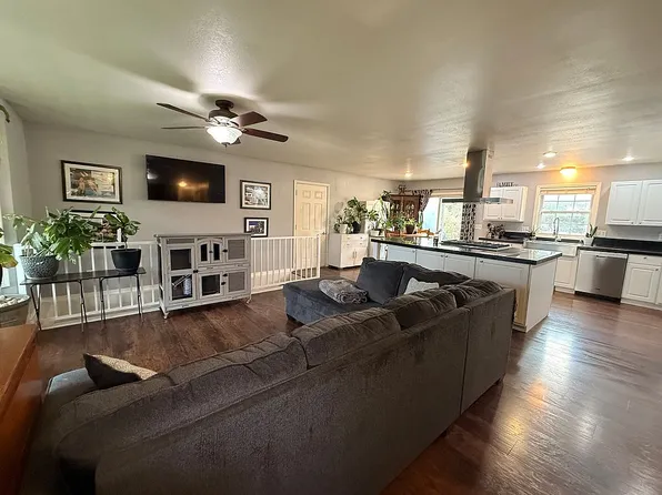 600 B Ave, Axtell, NE 68924