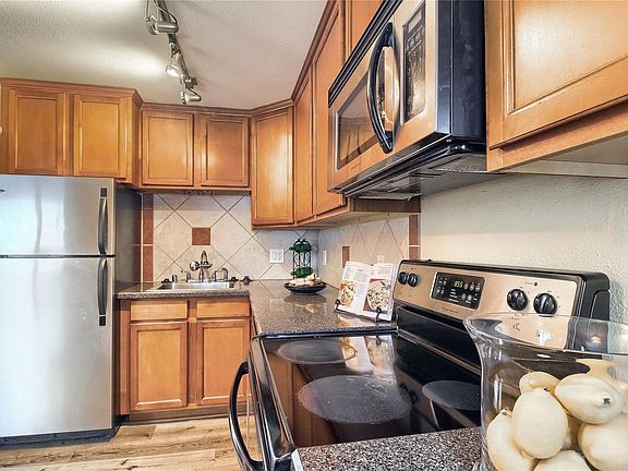 2nd image of 1419 N Detroit St APT 30