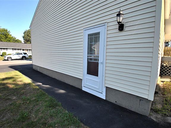 4th image of 16 Castle Ct