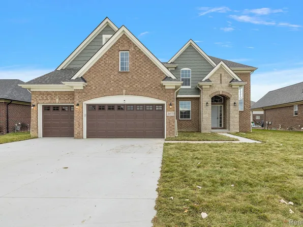 26573 Creek View Dr, Chesterfield, MI 48051