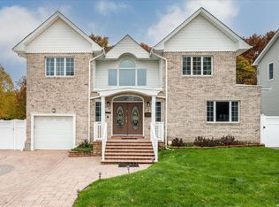 3 Robert St, Old Bethpage, NY 11804