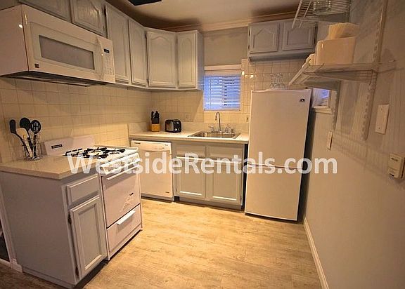 5th image of 7175 Willoughby Ave