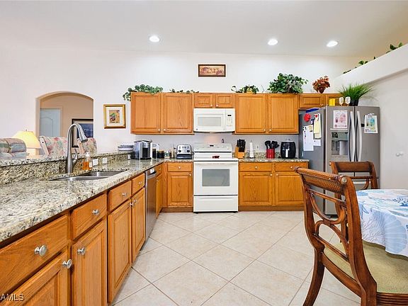 4th image of 4111 Oasis Blvd