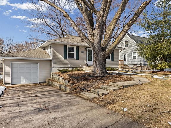 3rd image of 3126 Nevada Ave S