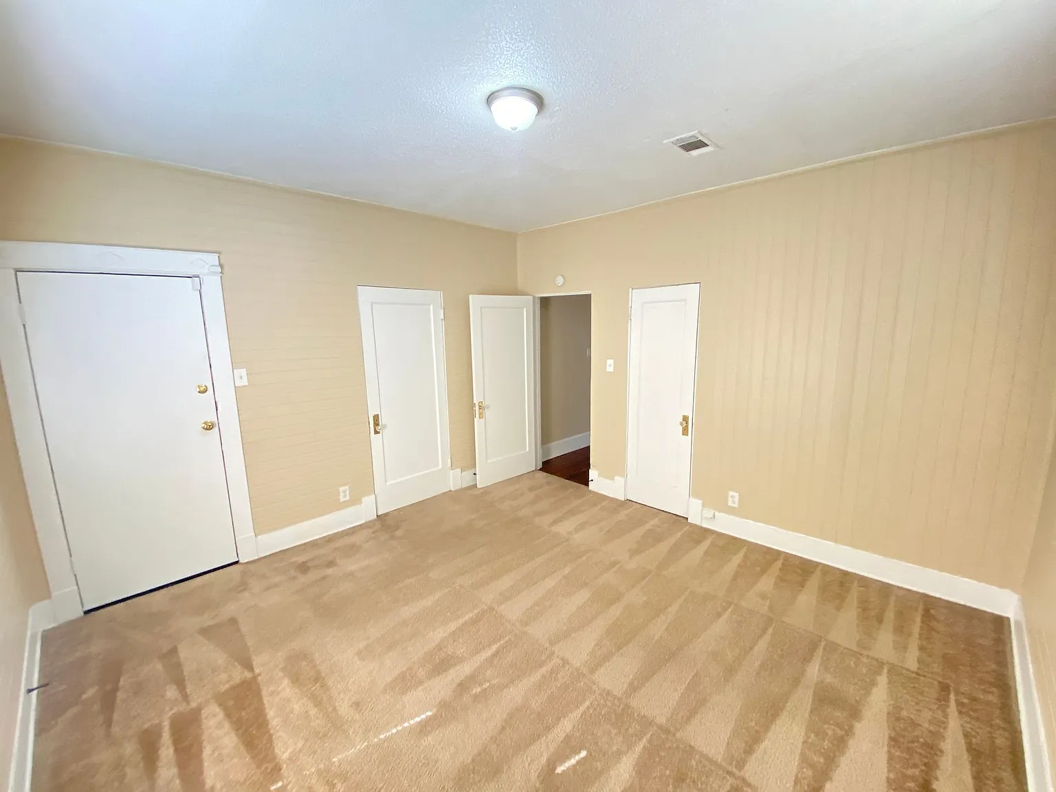 864 N Willett St — Photo 3