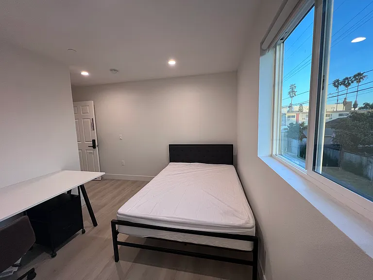 1224 W 37th Pl — Photo 104