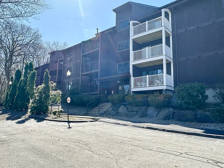 340 Sunderland Rd #17A — Photo 3
