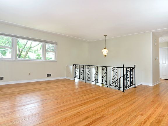 3rd image of 11 Maria Ln