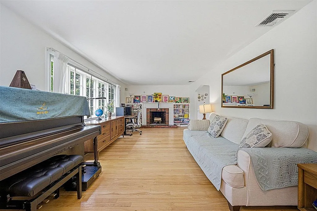 4 bed, 1900 sqft, $5,500 — Photo 3