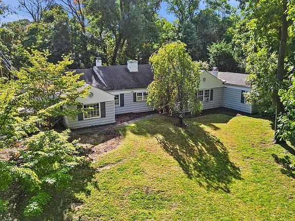 2nd image of 7 Flower Ln