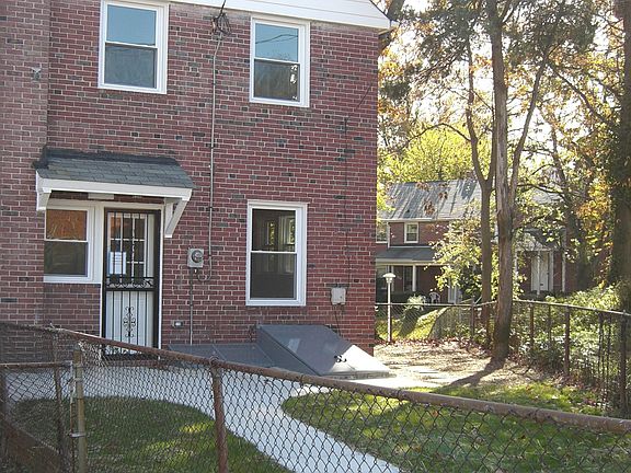 3rd image of 936 N Hill Rd