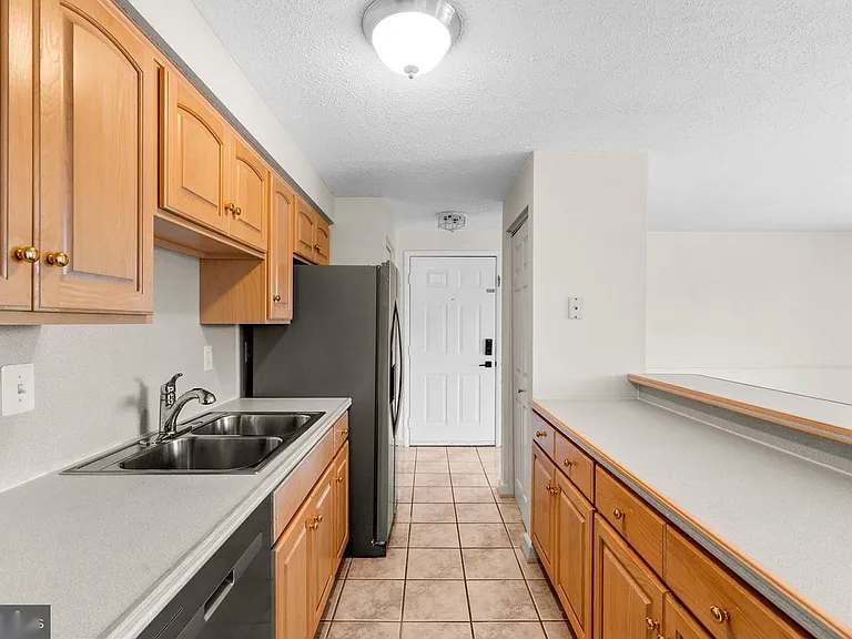 701 Heather Ridge Dr #J — Photo 4
