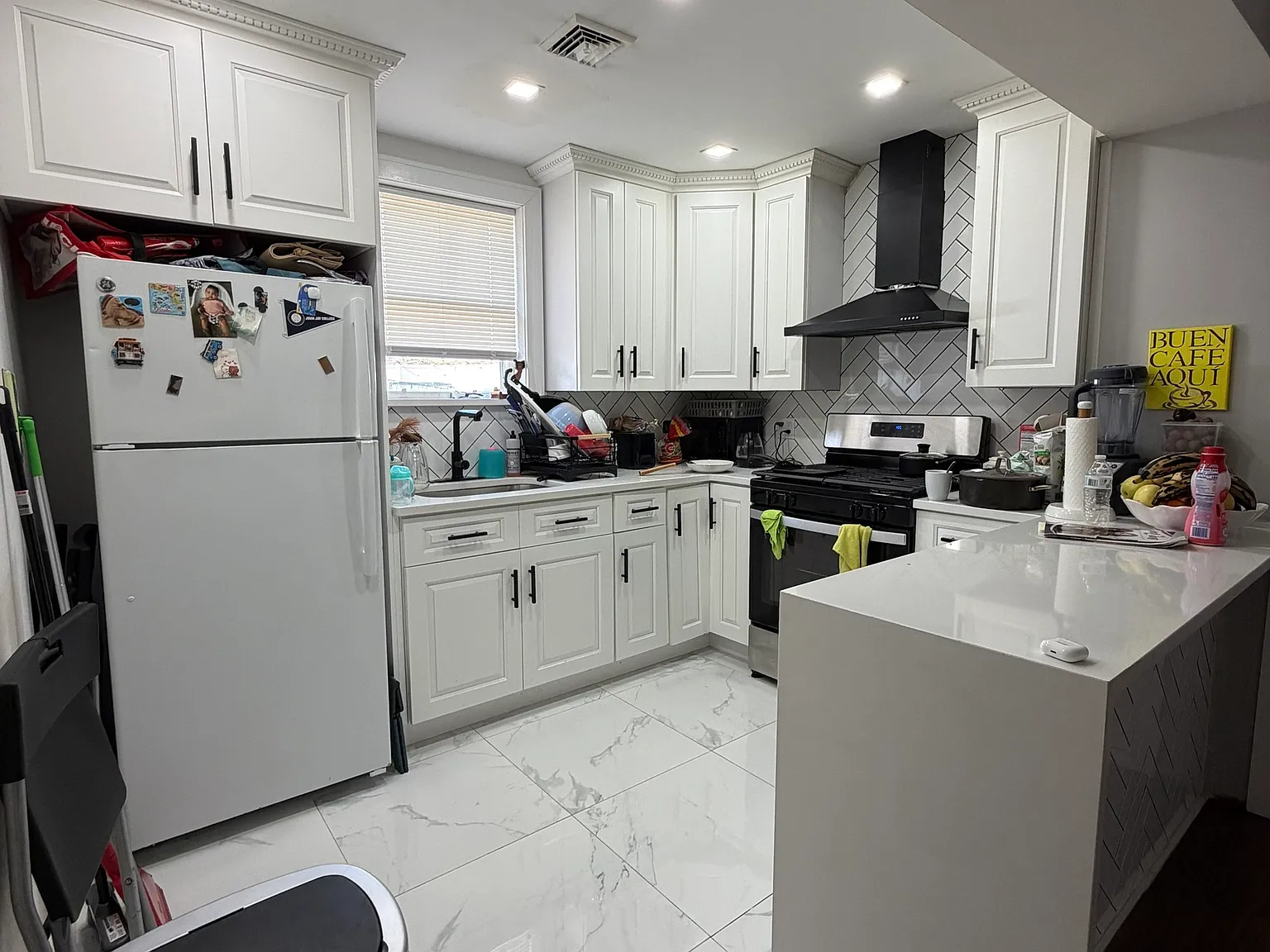 3 bed, 1.0 bath, 2640 sqft, $2,600 — Photo 2
