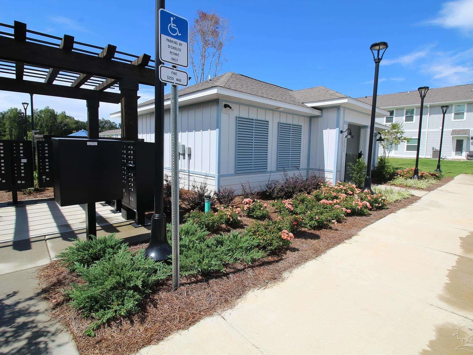 3 bed, 2.5 bath, 1537 sqft, $1,725 — Photo 3
