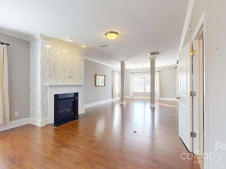 101 Isabella Ct — Photo 2