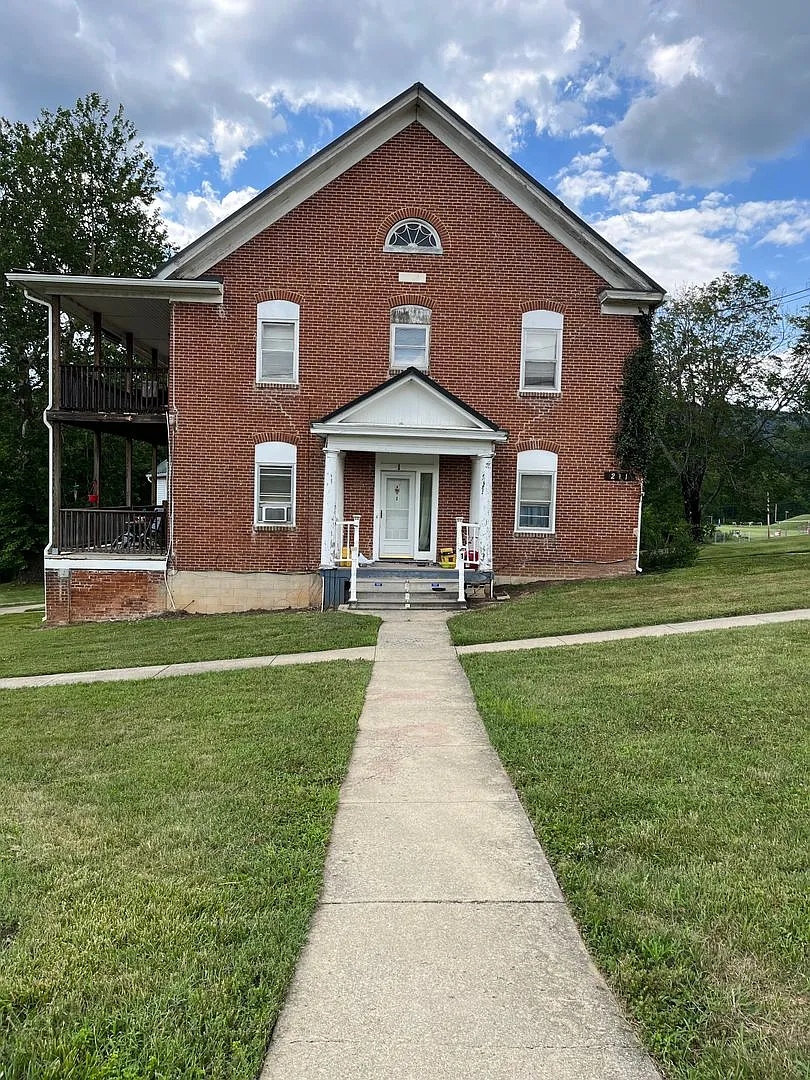211 College Drive — Photo 2