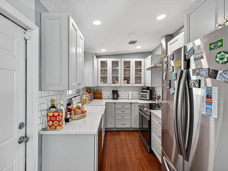 300 SW 25th Ave — Photo 13