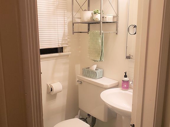 3rd image of 20 Roycroft Ave APT 4