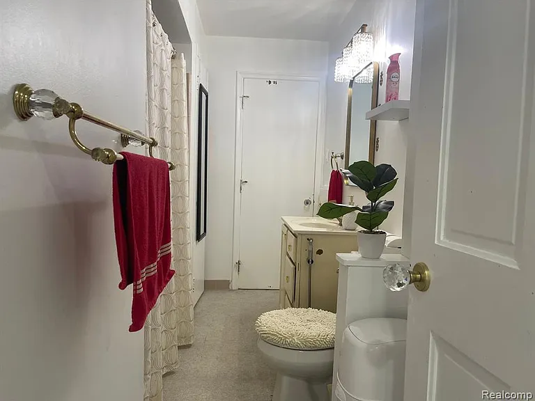 740 N Vernon St — Photo 7