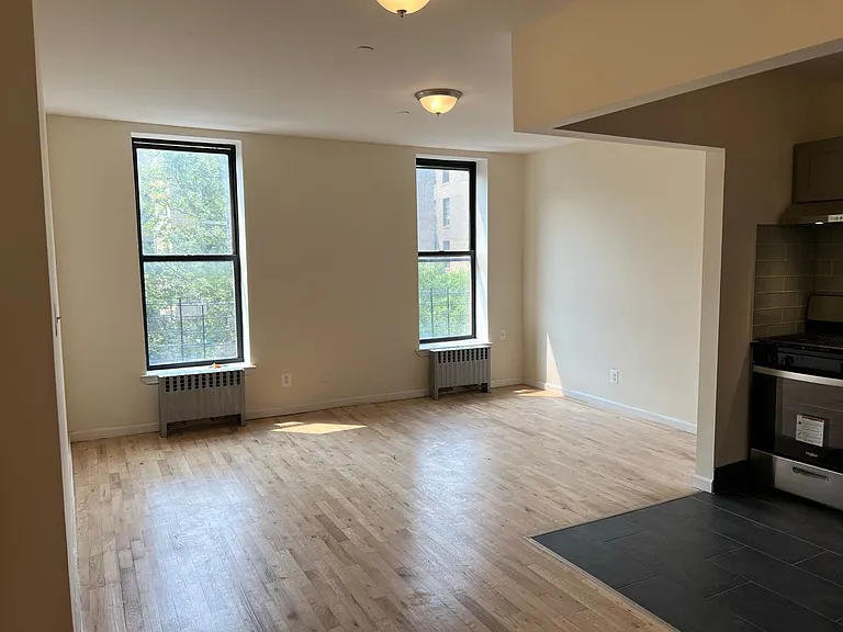 1256 Clay Ave — Photo 3