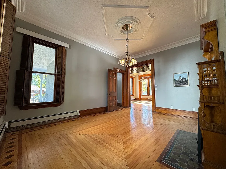 349 6th Ave S