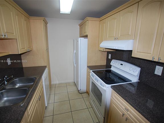 3rd image of 7115 Miami Lakes Dr APT N27