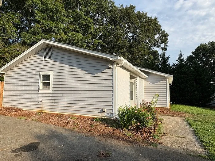 3 bed, 2.0 bath, 1266 sqft, $1,500 — Photo 3