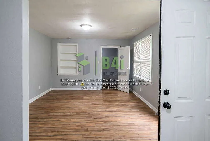 3 bed, 1.0 bath, 942 sqft, $925 — Photo 3