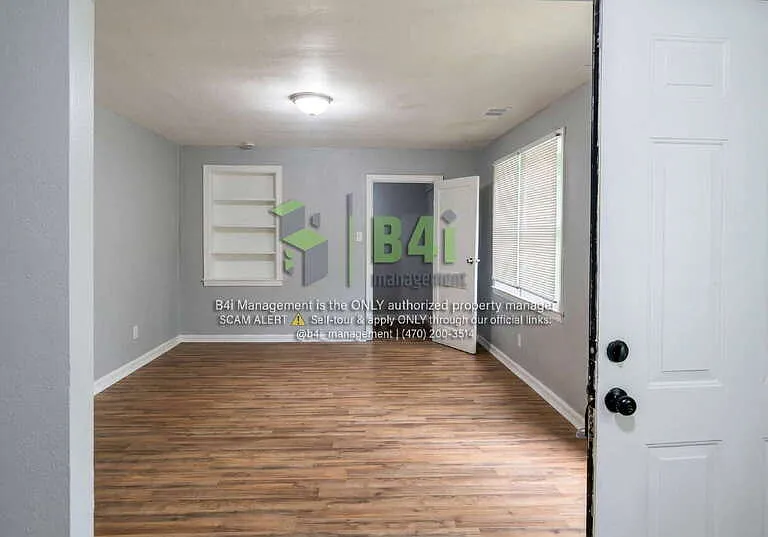 2344 Banks Ave — Photo 2