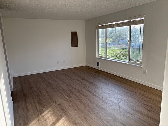 2nd image of 1011 5th St SE Unit B