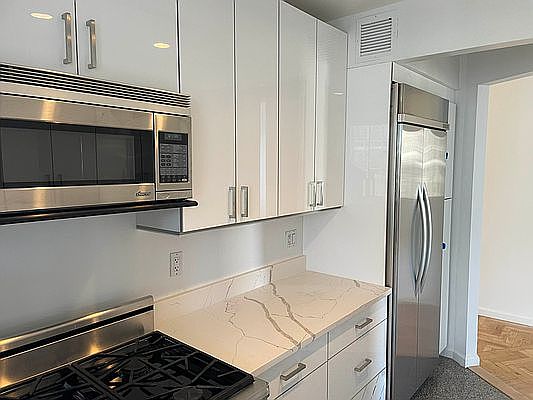 4th image of 201 W 72nd St APT 14A