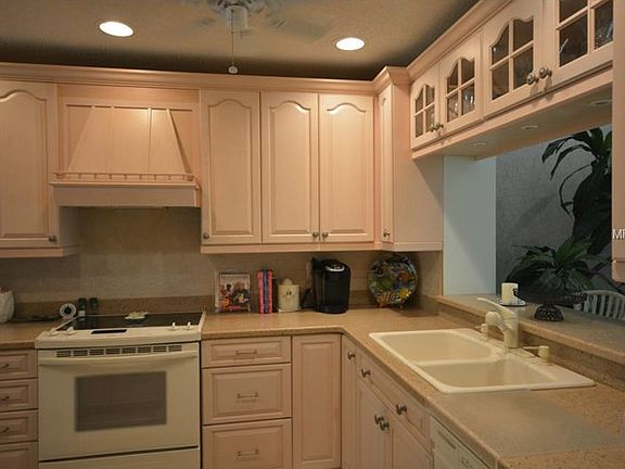 2nd image of 210 Woodridge Cir