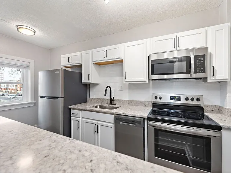 901 E Linwood Blvd — Photo 1