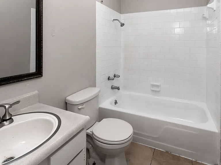 Royal Oaks Apartment Homes — Photo 19