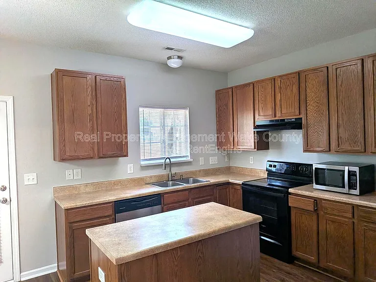 112 Graystar Rd — Photo 3