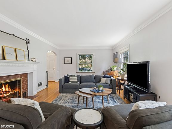 5th image of 410 Leitch Ave
