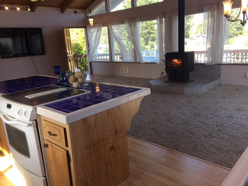 1st image of 645 SW Green Dr