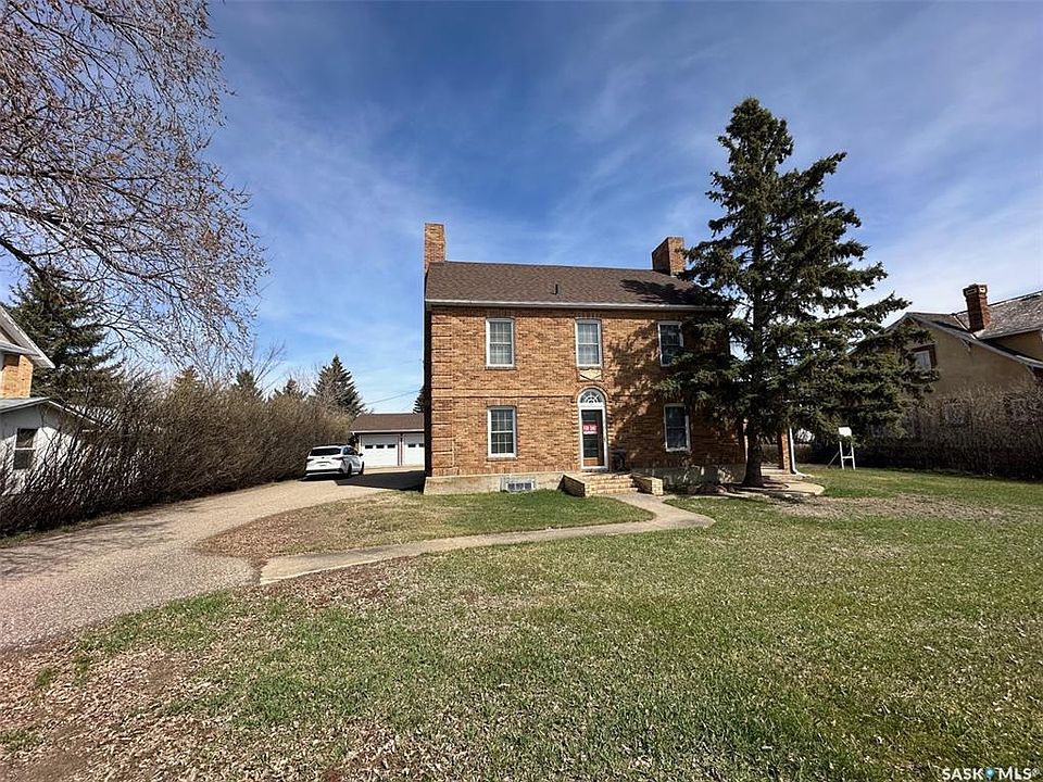 1st image of 107 1st AVENUE W