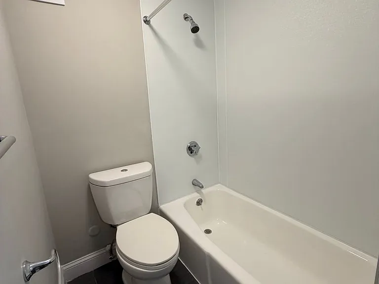 Harvard Street Apartments — Photo 8