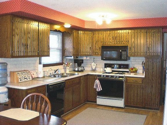Huge Eat-In Kitchen! 20x11!