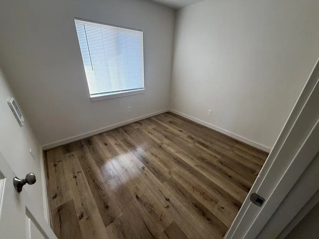 1101 Century DR NE — Photo 2