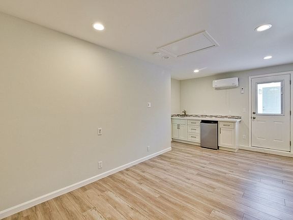 4th image of 1676 Blue Jay Dr