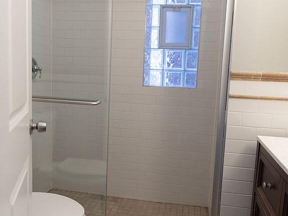 top floor bathroom, located in between the family room and the kitchen