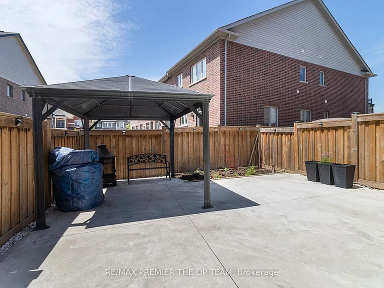 17 True Blue Cres — Photo 49