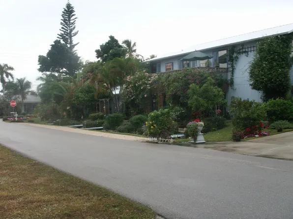 10202 Vanderbilt Dr, Naples, FL 34108