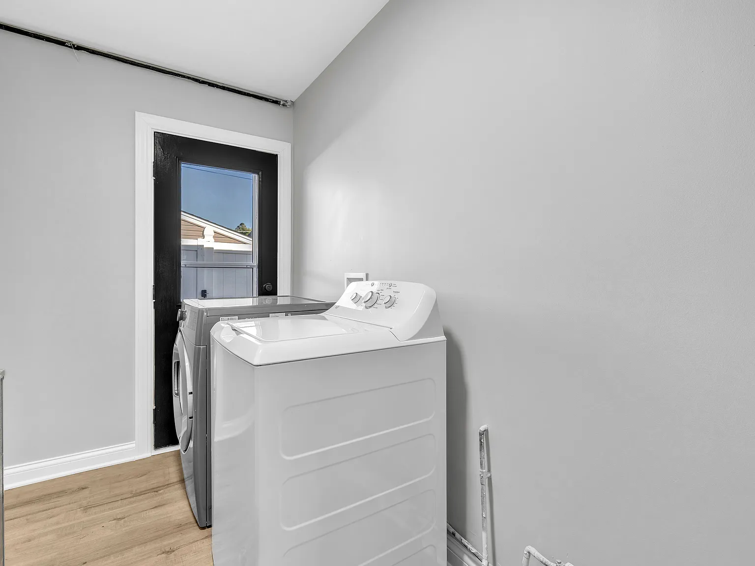 3 bed, 1285 sqft, $6,300 — Photo 3
