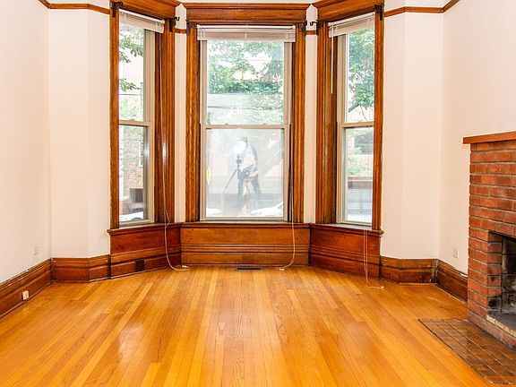 2nd image of 851 W Wellington Ave APT 1A